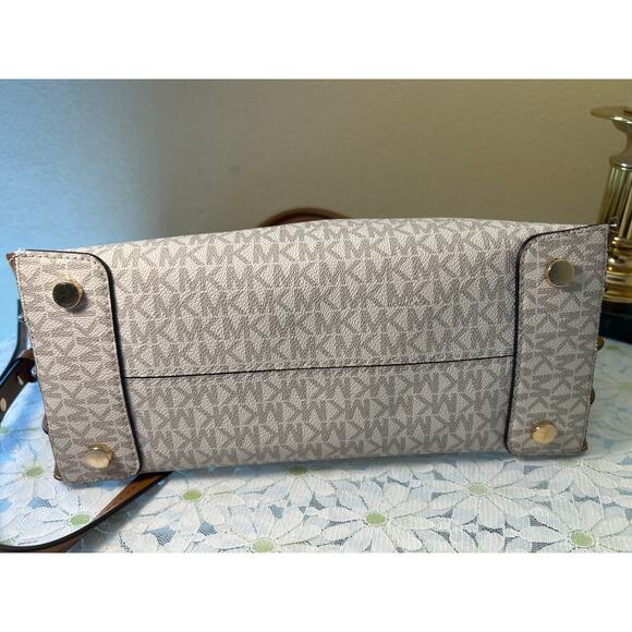 COPY - Michael Kors Shoulder Bag Beige Tan Gold Hardware - Picture 9 of 11